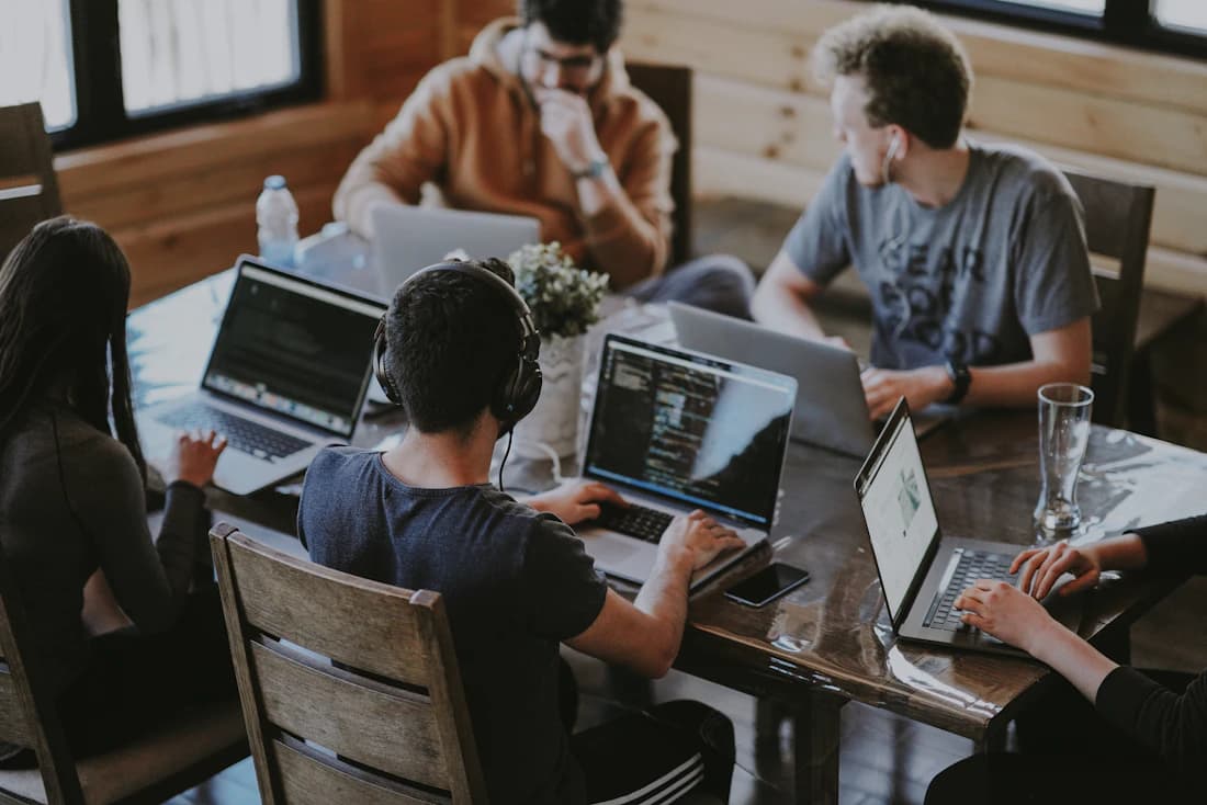 Un groupe échange autour d’un projet de formation